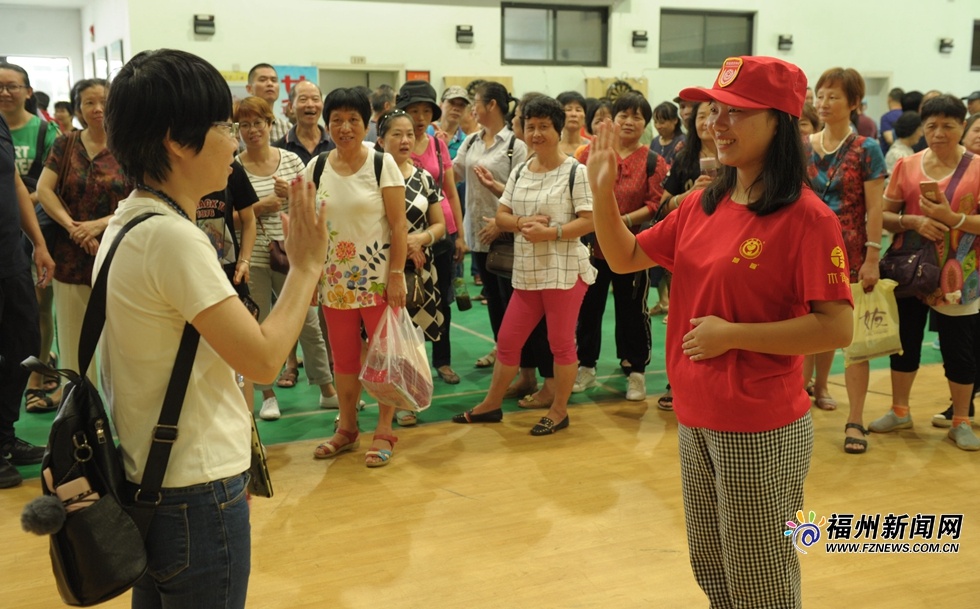 福州：志愿者助聋人朋友开展主题公益宣传活动