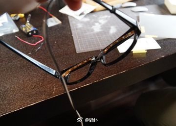 日本小哥自制一副LED眼镜 带上瞬间名侦探附体