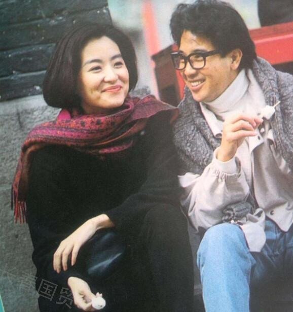 林青霞秦汉29年前合影照曝光 二人甜蜜相拥深情相望