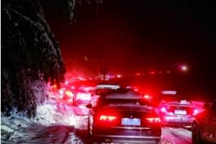 游客被困折多山是怎么回事 大雪封山车辆排队长度10公里