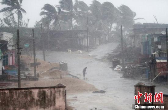 气旋风暴横扫印度东部引发狂风暴雨