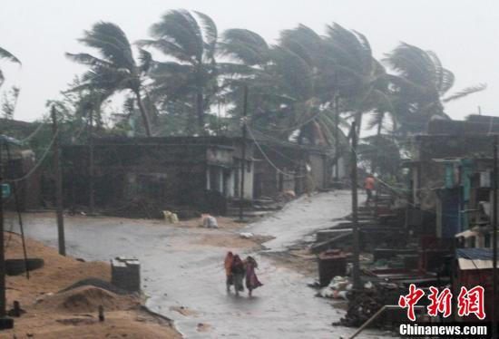 气旋风暴横扫印度东部引发狂风暴雨