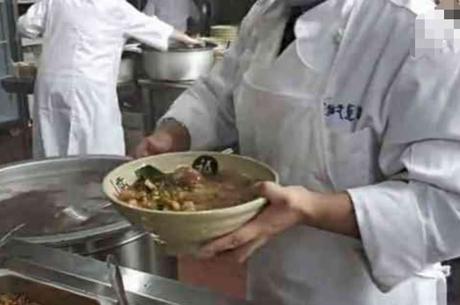 崔永元真面馆战斗鸡面仅16元，肉堆满整碗被赞业界良心