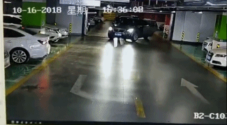 女司机倒车连撞多辆豪车视频回顾 女司机淡定停车报警【图】