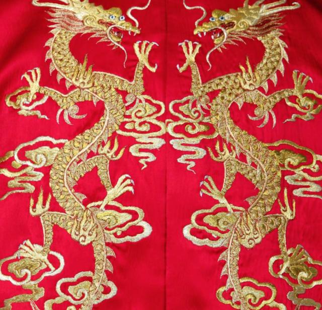 唐嫣婚纱照中式礼服价值不菲，网友：开斜边在古代是小妾穿的