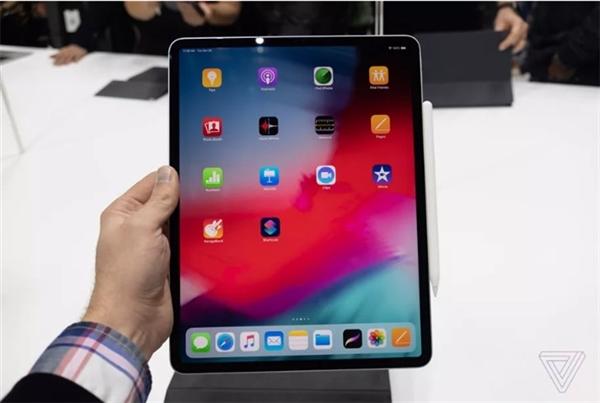 新iPad Pro机身更薄 全面屏体验前所未有 多应用打开切换丝滑顺畅