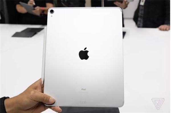 新iPad Pro机身更薄 全面屏体验前所未有 多应用打开切换丝滑顺畅
