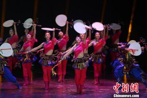 满族特色舞蹈《满乡铃鼓》在辽宁大连上演