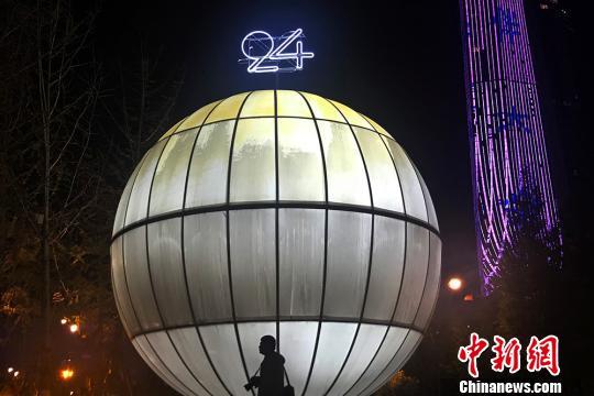 南京“24小时美术馆”开放：露天玻璃盒重构城市夜生活（图）