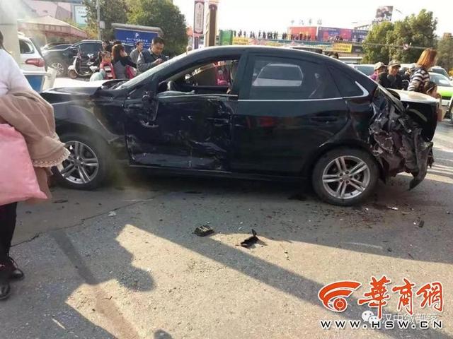 汉中公交失控连撞多车 女子被卷车下数十人抬车救人