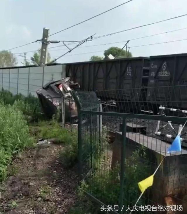 突发！哈尔滨一货车与一列货运火车相撞，货车驾驶员不幸身亡