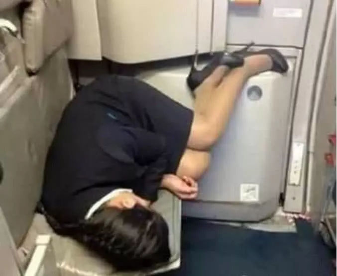空姐集体睡地板怎么回事 空姐集体睡地板为什么被公司开除