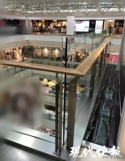 突发！南京中央商场内一女子坠楼身亡！