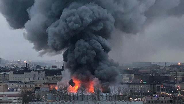 俄罗斯圣彼得堡超市发生火灾 800多人从大楼撤离