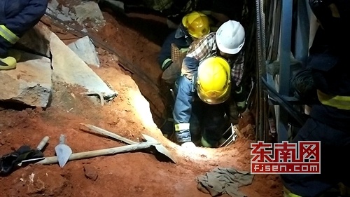 莆田：施工土方坍塌女工被埋 消防成功营救