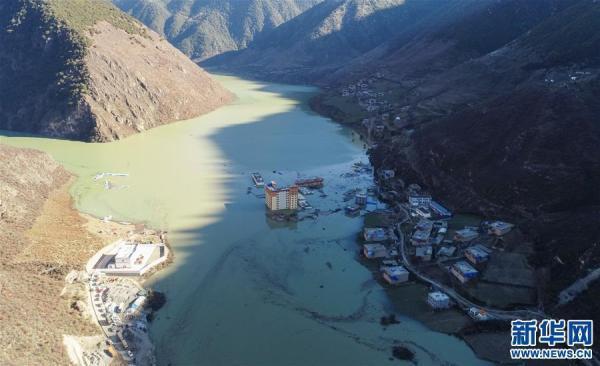 更新丨金沙江堰塞湖过流泄洪：蓄水量仍约5.28亿立方米