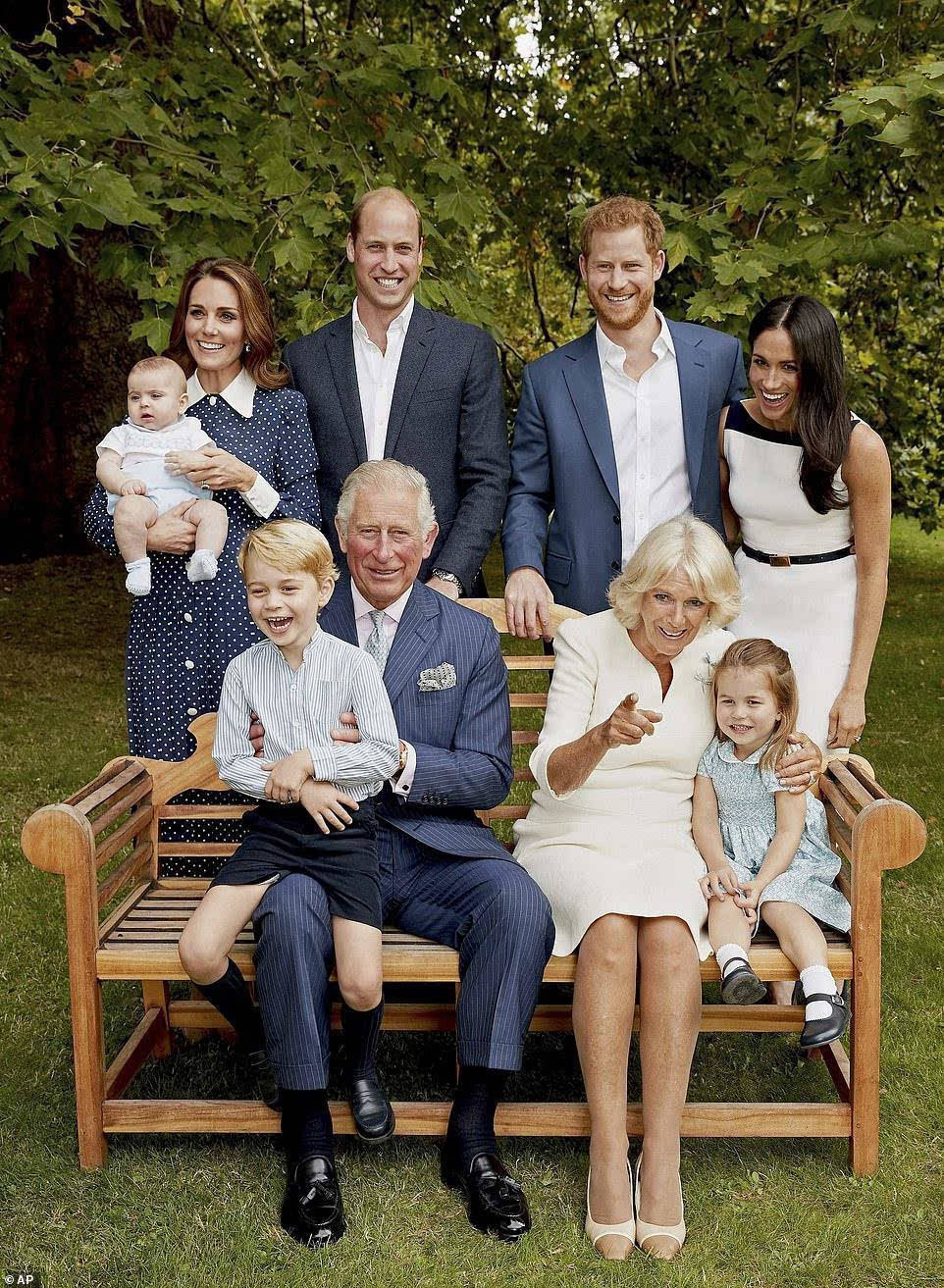 英国王室查尔斯最新全家福曝光，路易小王子终于露正脸【图】