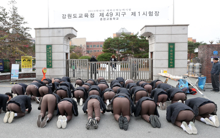 韩国高考日:后辈跪地磕头助威 高喊学长不复读