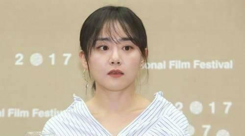她因长得太清纯被韩国观众禁止整容，一场大病却让她长残了