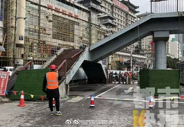 西安大雁塔北广场临时人行天桥今起开始拆除