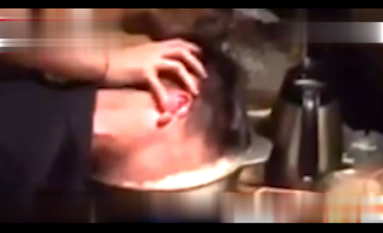 员工的脸被浸入火锅里（图源：视频截图）