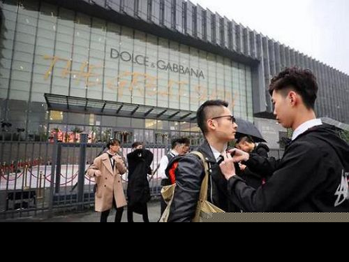 杜嘉班纳辱华事件持续发酵：dg秀场全部被拆 一夜间人去楼空