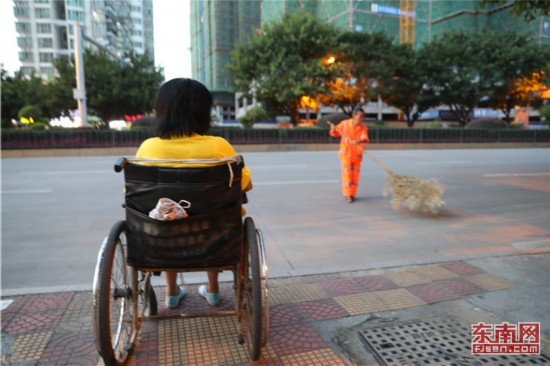 福建龙岩：有一种爱情，坐着轮椅陪你扫马路