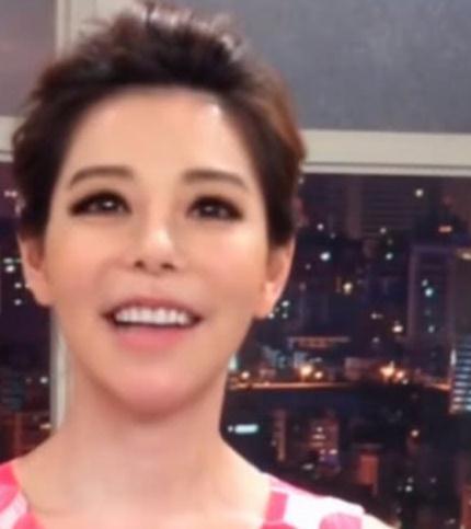 女子整容上瘾22年动刀60次，整容前素颜照曝光，网友：整毁