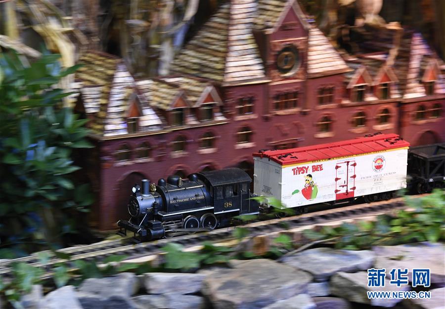 华盛顿举行迷你火车展览现场多图曝光 各种小火车缩微模型中穿行