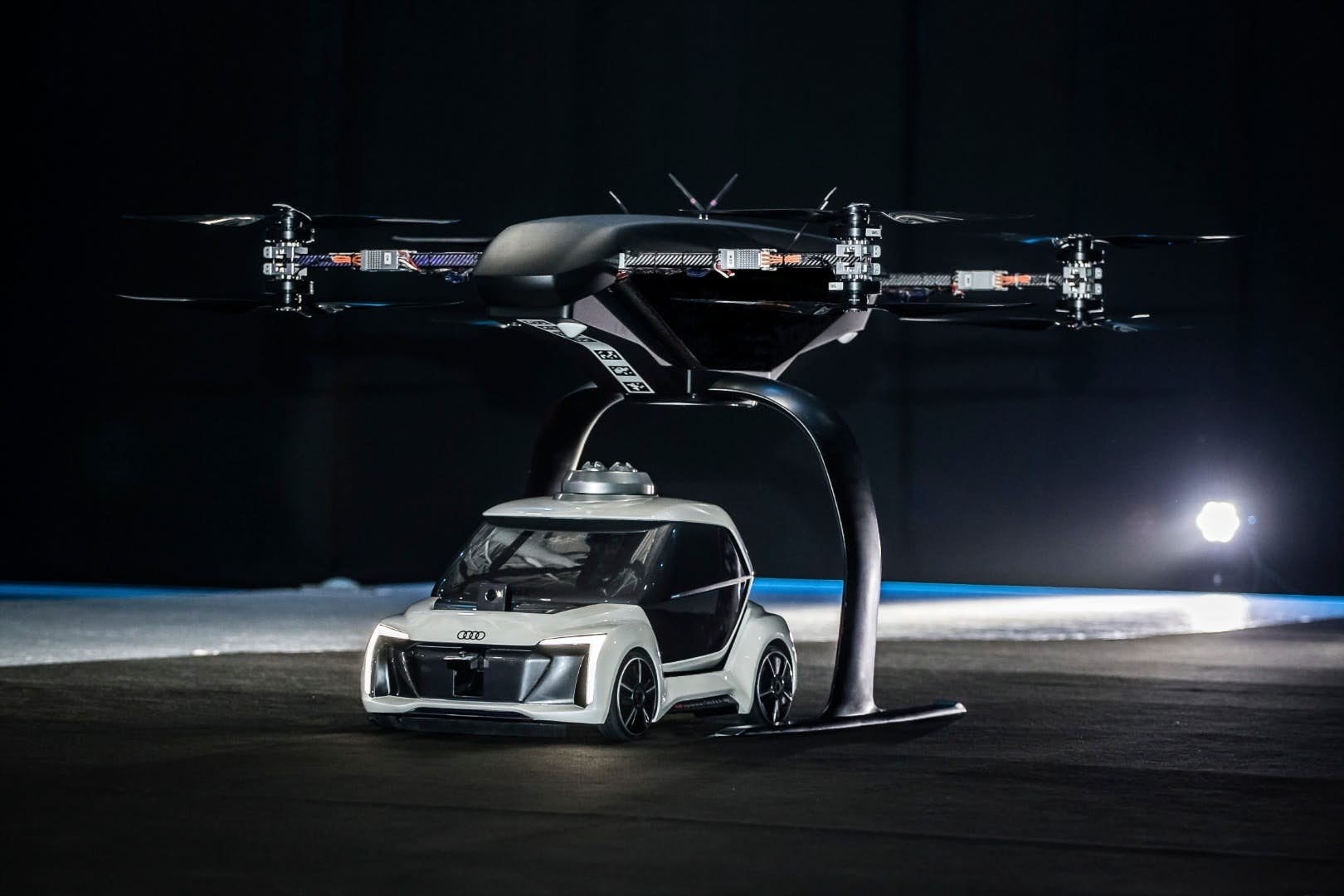 奥迪展示全新飞行出租车：将飞行器与无人车相结合