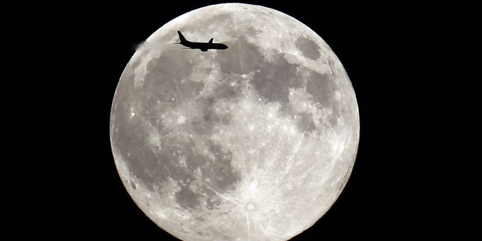月球碎石纽约拍卖价值多少 约0.2克估价高达100万