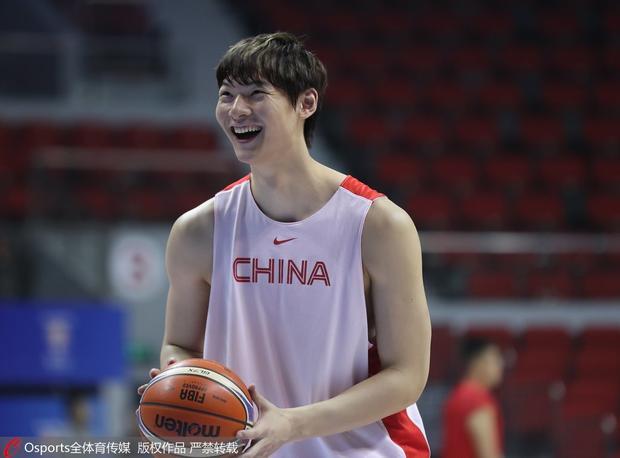 中国男篮备战世预赛 易建联背身单打郭艾伦