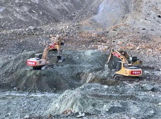 金沙江堰塞湖抢险 救援人员动用各类机械成功让水位降下来