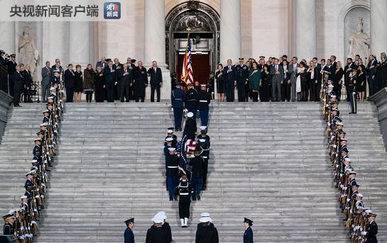 美国前总统老布什灵柩抵达国会山供吊唁