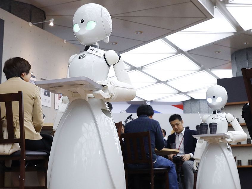 日本一咖啡馆的服务员是机器人 重度残疾人操控工作成了现实！