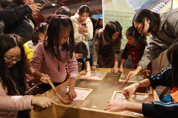 在上海手造博览会体验“非遗”传统手工艺之美