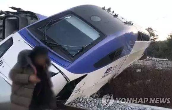 突发！韩国高铁发车后不久脱轨，4节车厢冲出轨道，14人伤