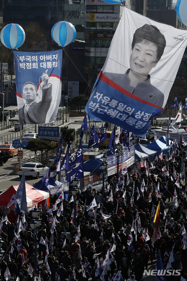 樸槿惠被彈劾2周年：鐵粉集會 揮星條旗高呼放人