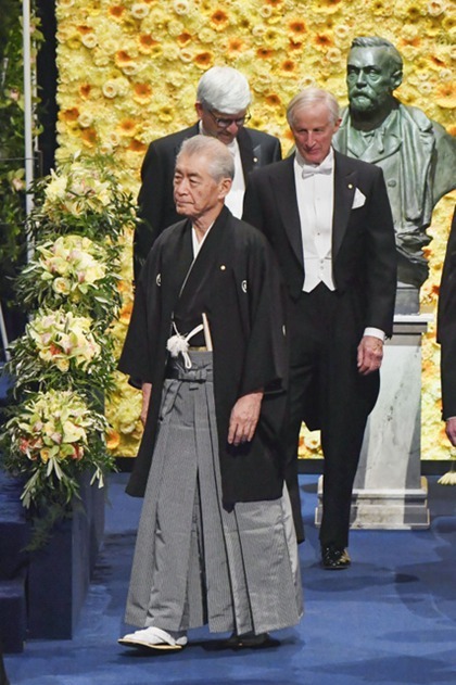 日本诺贝尔奖获得者本庶佑身穿和服出席颁奖礼