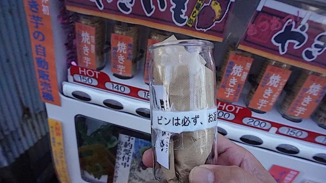 日本的自动贩卖机卖金鱼卖昆虫卖习题？现场图曝光卖的还不错！