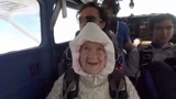 102岁奶奶为爱跳伞