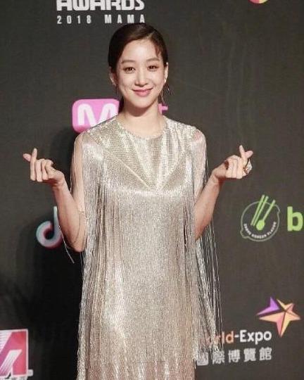 angelababy红毯造型吊打韩国女星 网友感叹她不演戏一切都好