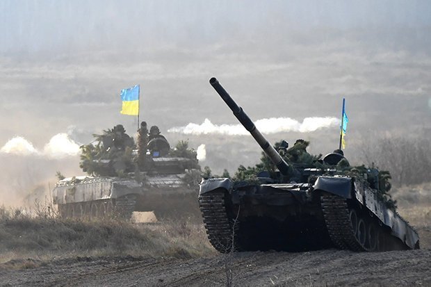 俄数百坦克聚集乌克兰边境附近 卫星图像曝光
