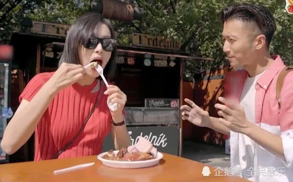 谢霆锋带宋茜录节目，宋茜吃烤肉时用叉子，谢霆锋却直接用手抓