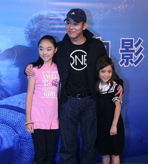 李连杰首次公开与两女儿合照，网友：妈妈基因去哪了