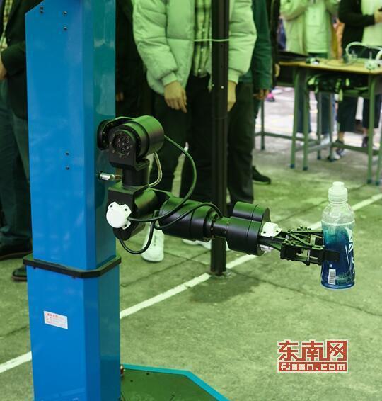 莆田高校学生创意设计：机器人为你“端茶递水”