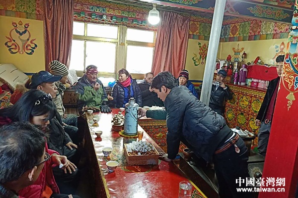台湾里长走进西藏村委会 感受西藏发展新貌