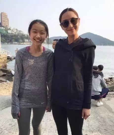陈奕迅带妻女度假被偶遇，14岁女儿穿红毛衣跟路人开心挥手