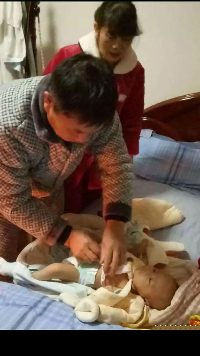22岁亲妈掌掴婴儿、用手捂住孩子的口鼻，还拍视频&hellip;&hellip;警察找到她了！