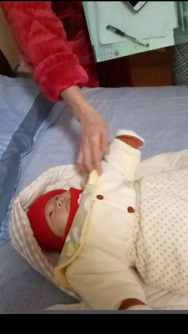 22岁亲妈掌掴婴儿、用手捂住孩子的口鼻，还拍视频&hellip;&hellip;警察找到她了！